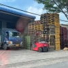 Dịch vụ cho thuê xe nâng giá rẻ nào nâng hàng pallet chuẩn?